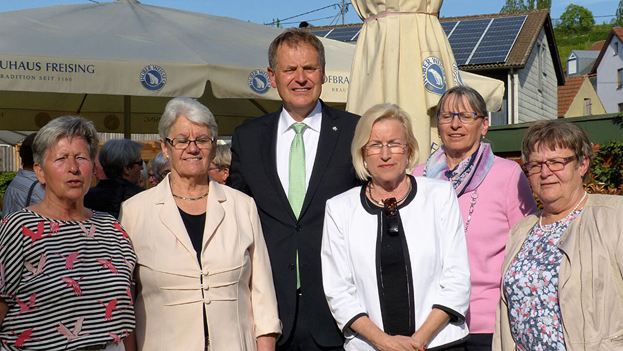 von links: Ursula Schmid, Magdalene Kurz, OB Richard Arnold, Hilde Schmid, Rosalinde Kottmann, Ilse Krieg von links: Ursula Schmid, Magdalene Kurz, OB Richard Arnold, Hilde Schmid, Rosalinde Kottmann, Ilse Krieg